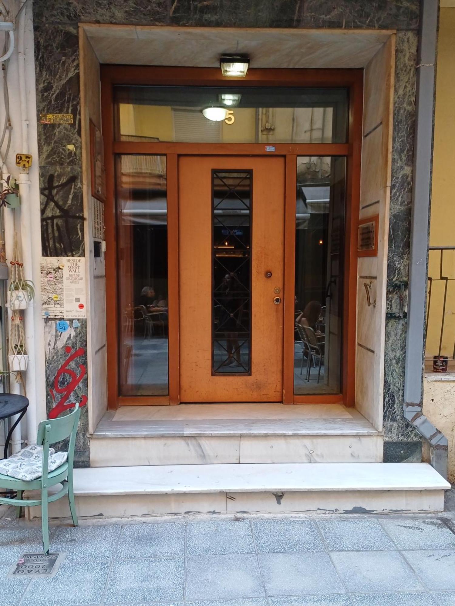 At The Core Of The City Next To Gallerius Palace Солун Стая снимка